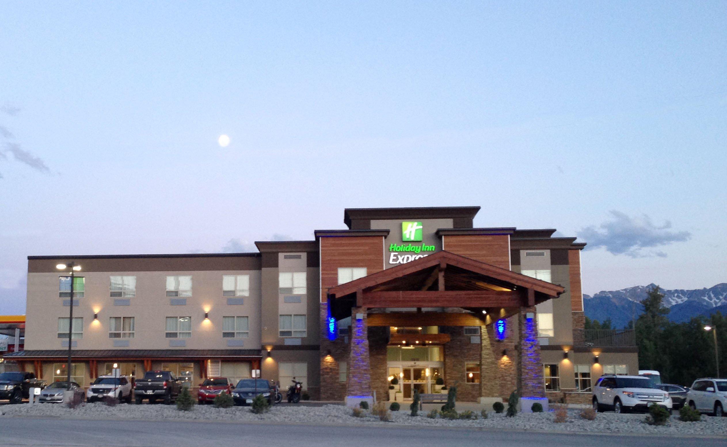 Holiday Inn Express Golden-Kicking Horse By Ihg Exteriör bild