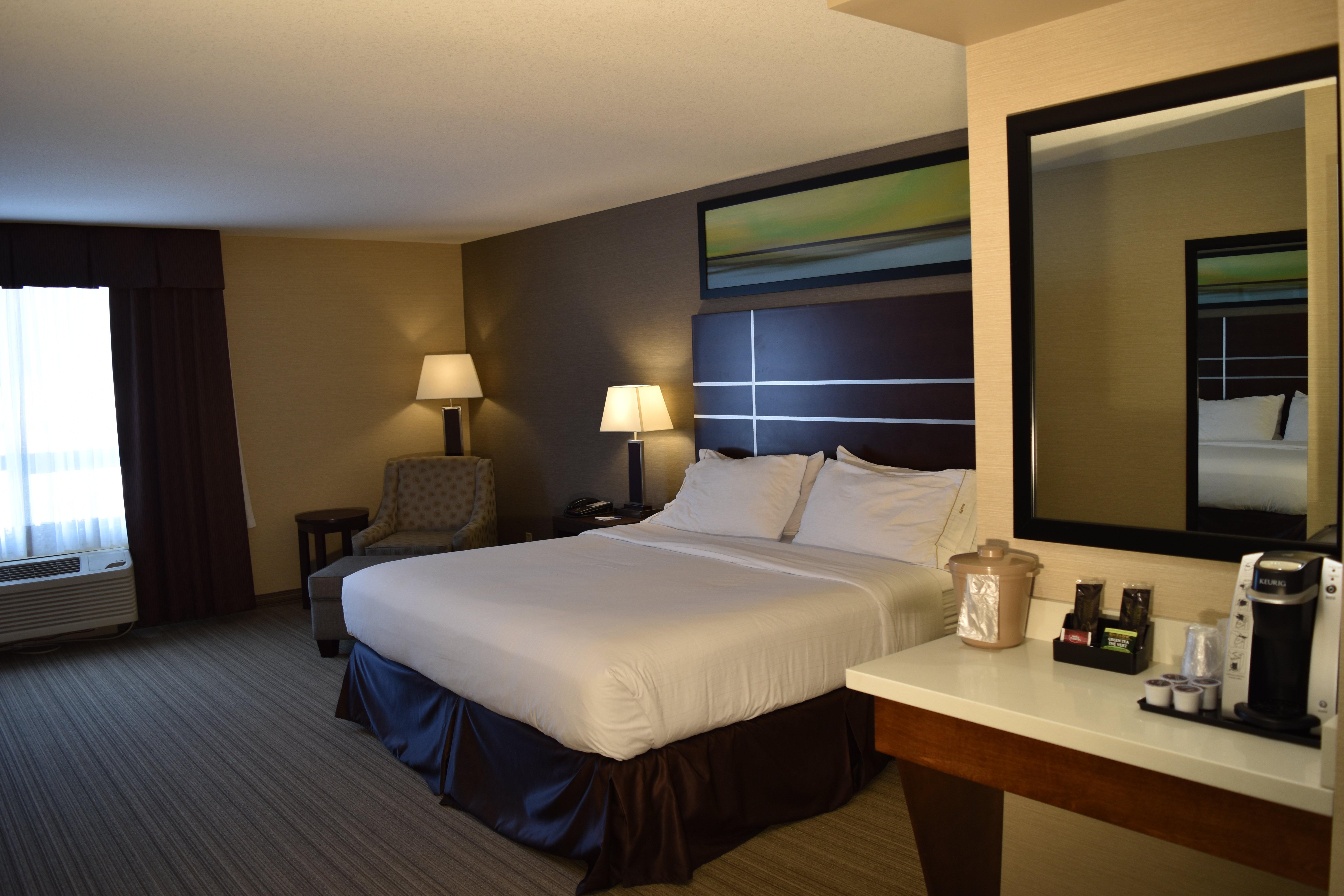 Holiday Inn Express Golden-Kicking Horse By Ihg Exteriör bild