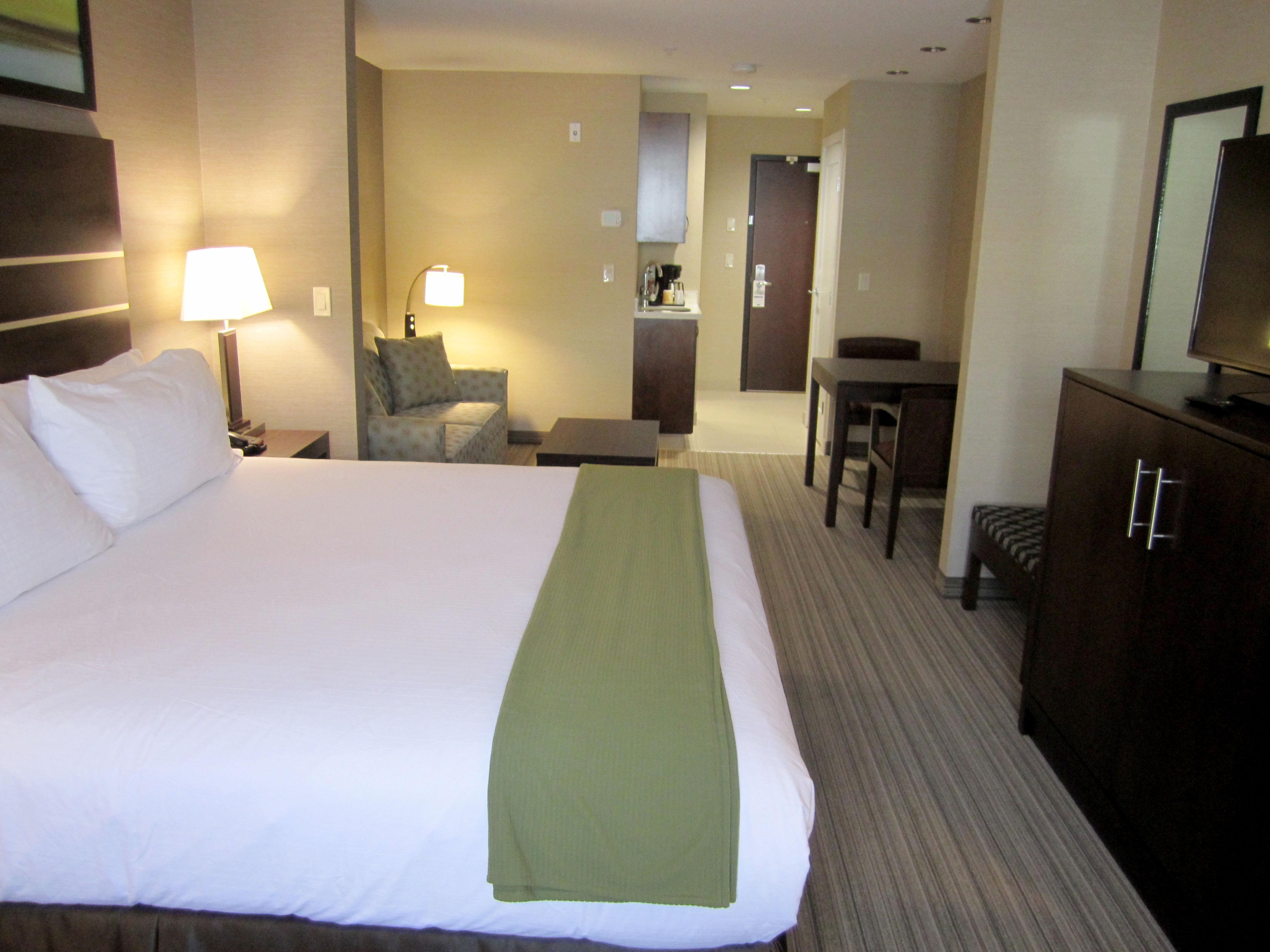 Holiday Inn Express Golden-Kicking Horse By Ihg Exteriör bild