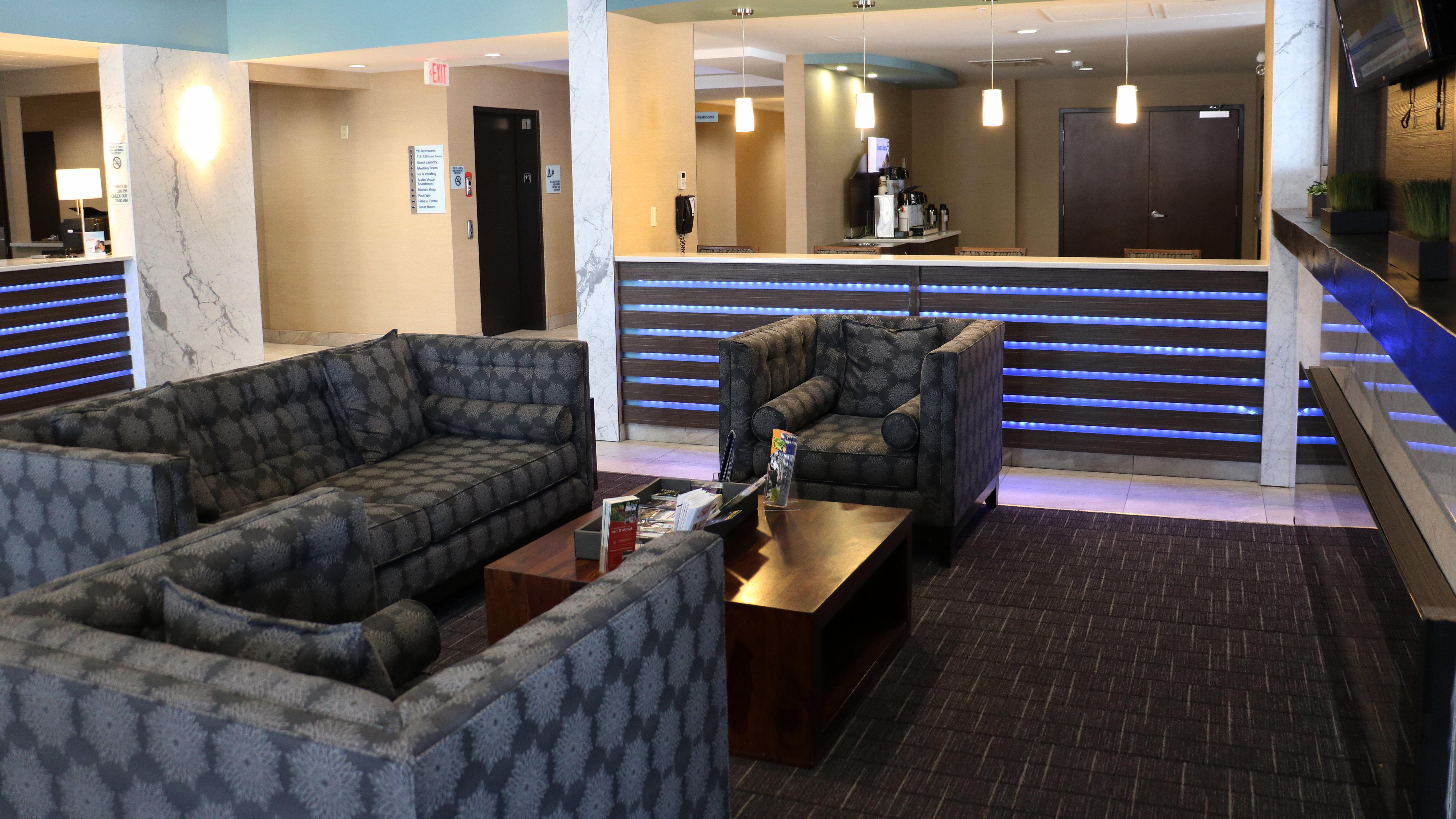 Holiday Inn Express Golden-Kicking Horse By Ihg Exteriör bild