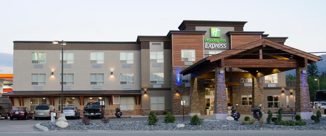 Holiday Inn Express Golden-Kicking Horse By Ihg Exteriör bild