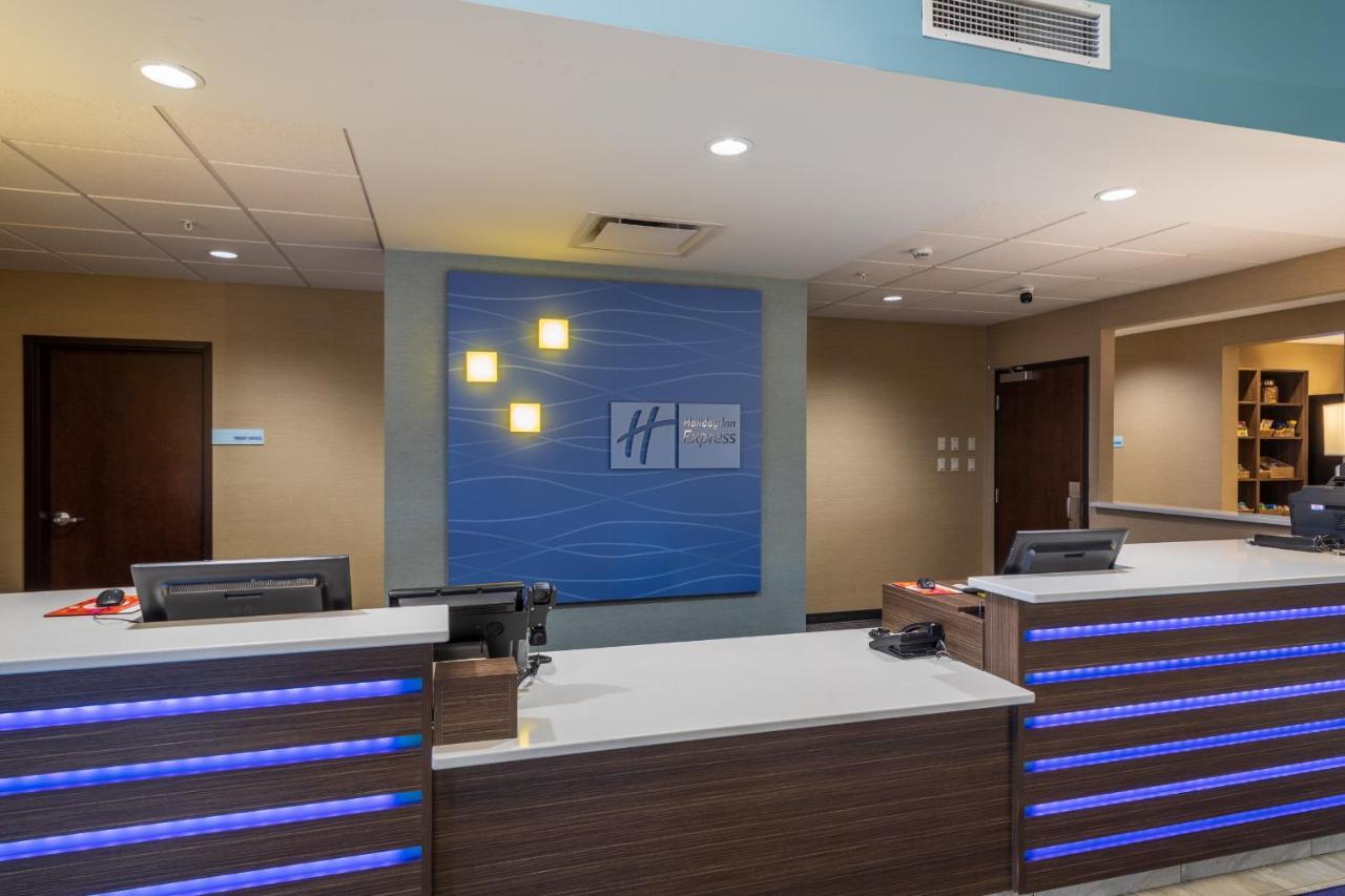 Holiday Inn Express Golden-Kicking Horse By Ihg Exteriör bild