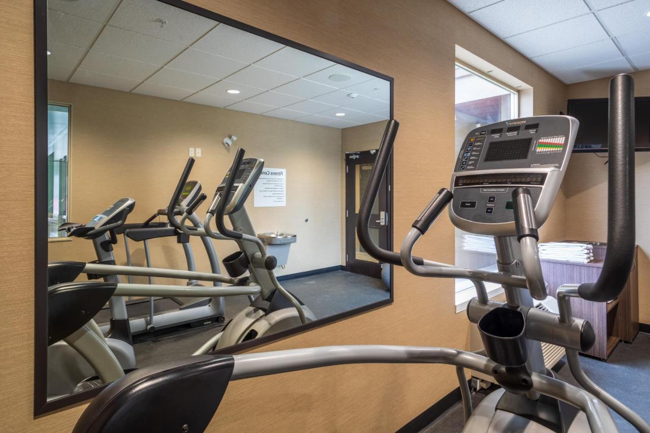 Holiday Inn Express Golden-Kicking Horse By Ihg Exteriör bild