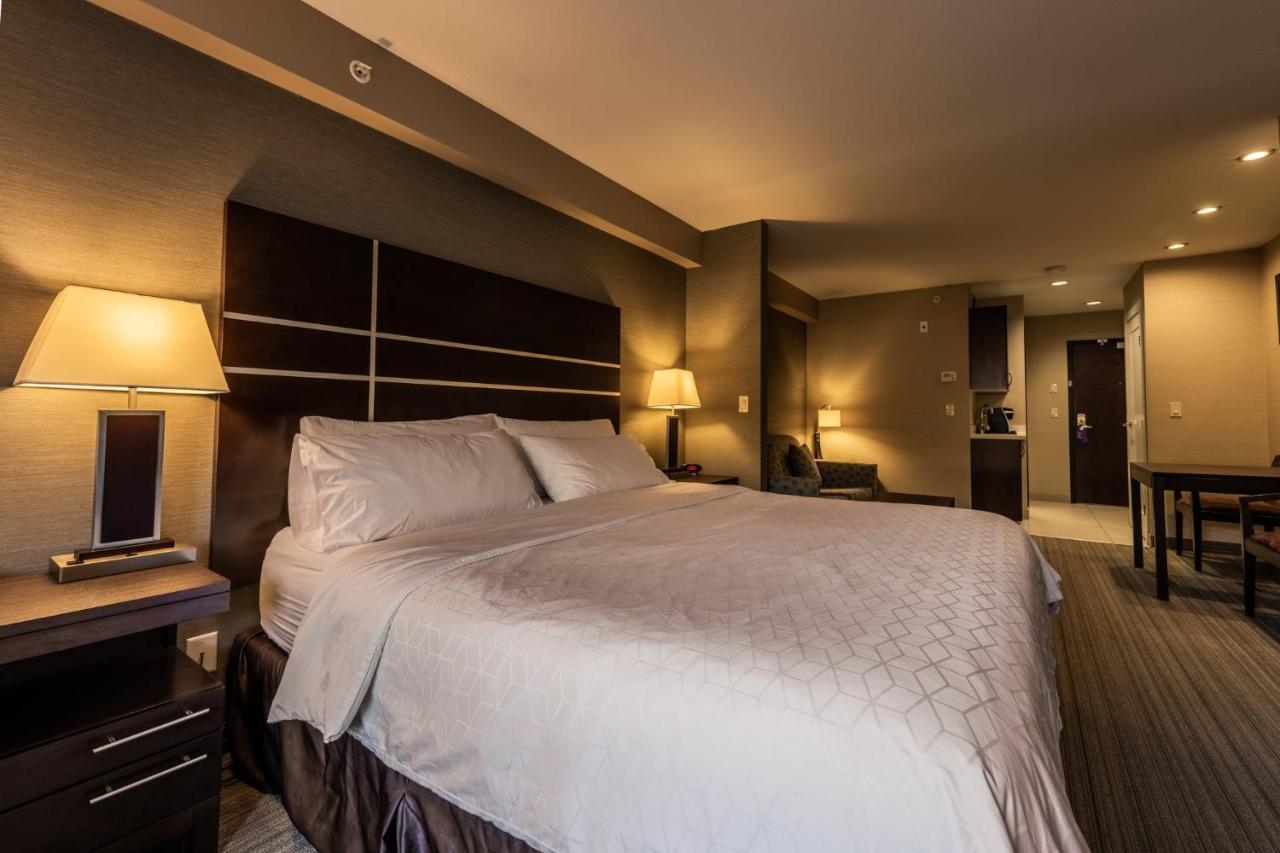 Holiday Inn Express Golden-Kicking Horse By Ihg Exteriör bild