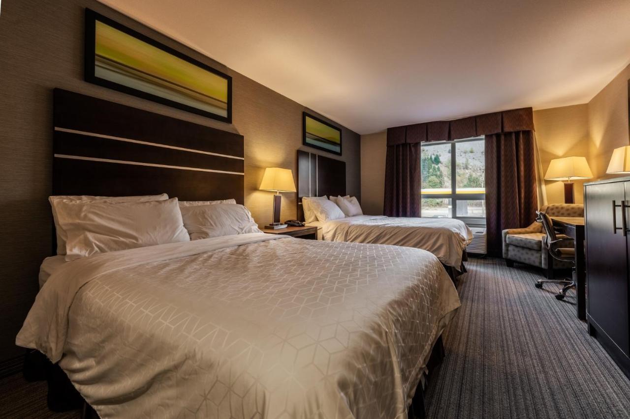 Holiday Inn Express Golden-Kicking Horse By Ihg Exteriör bild