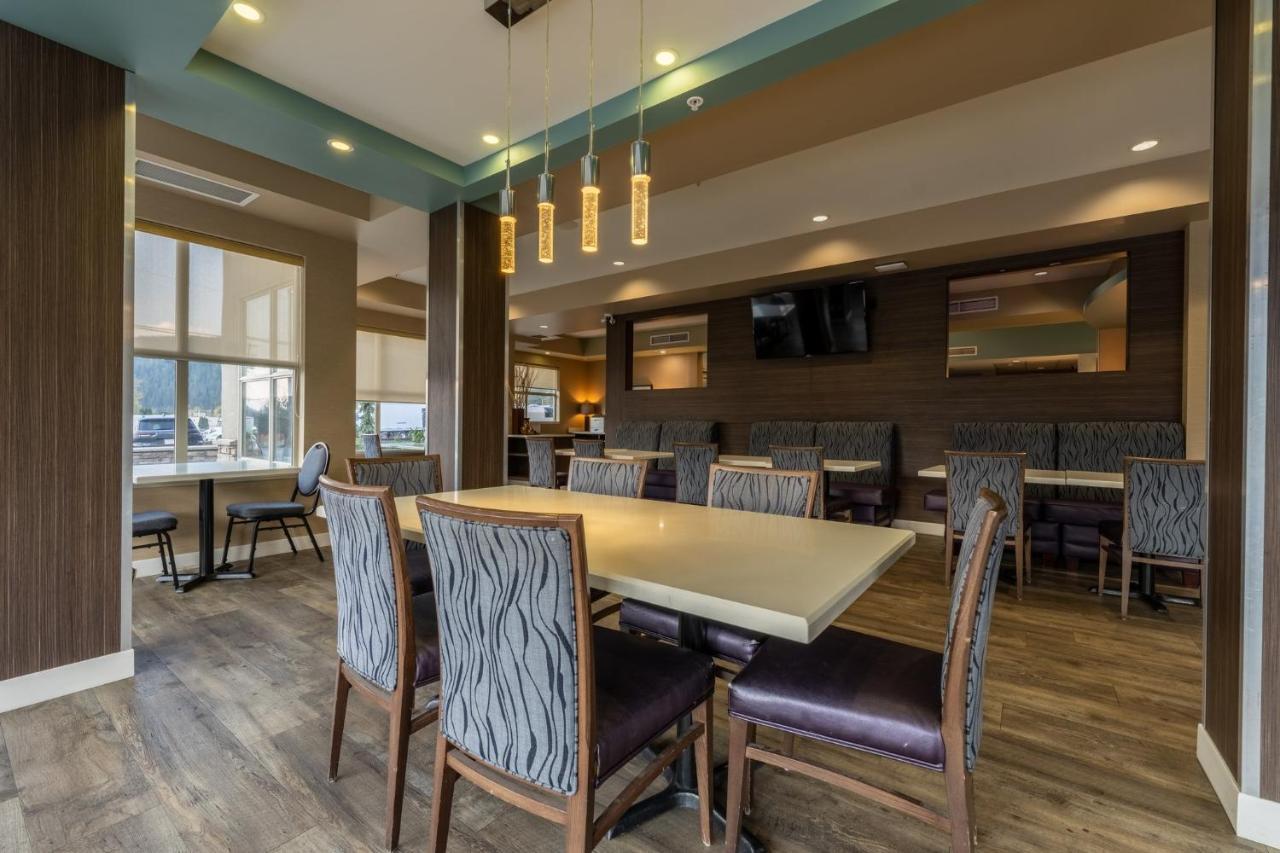 Holiday Inn Express Golden-Kicking Horse By Ihg Exteriör bild