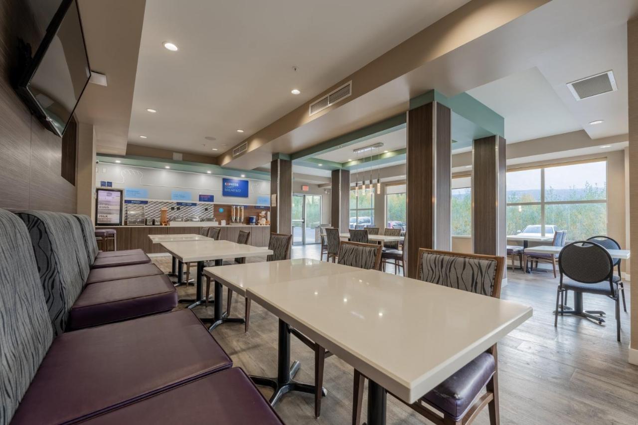 Holiday Inn Express Golden-Kicking Horse By Ihg Exteriör bild