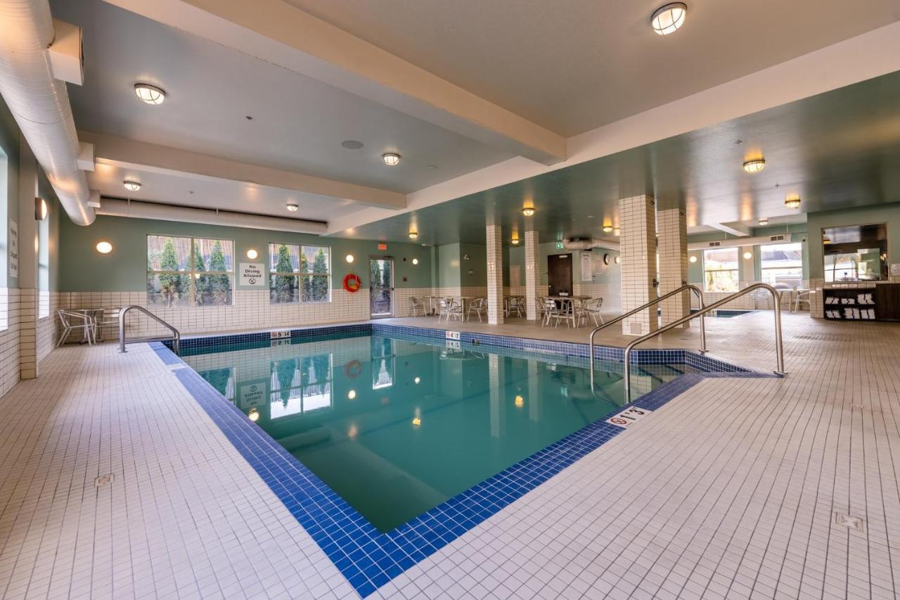 Holiday Inn Express Golden-Kicking Horse By Ihg Exteriör bild