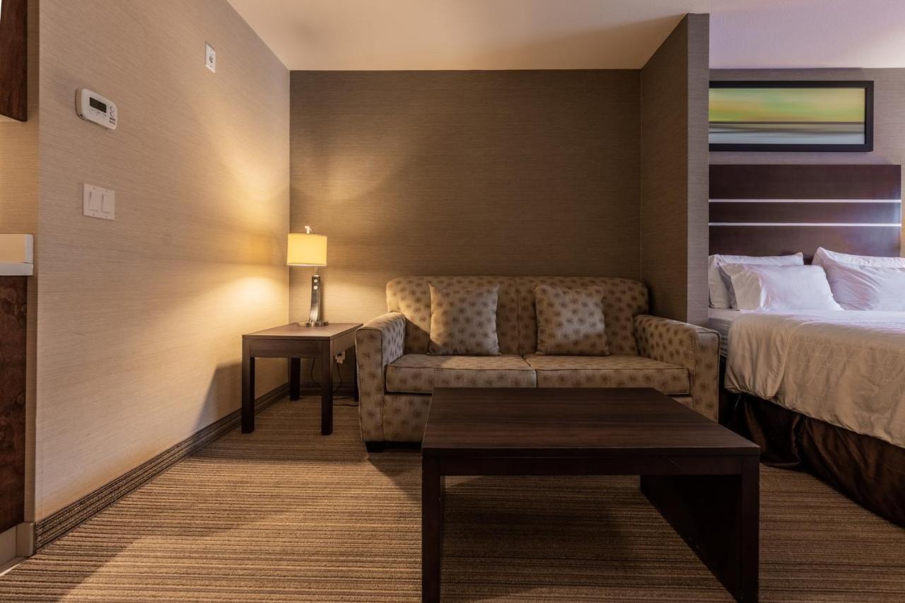 Holiday Inn Express Golden-Kicking Horse By Ihg Exteriör bild