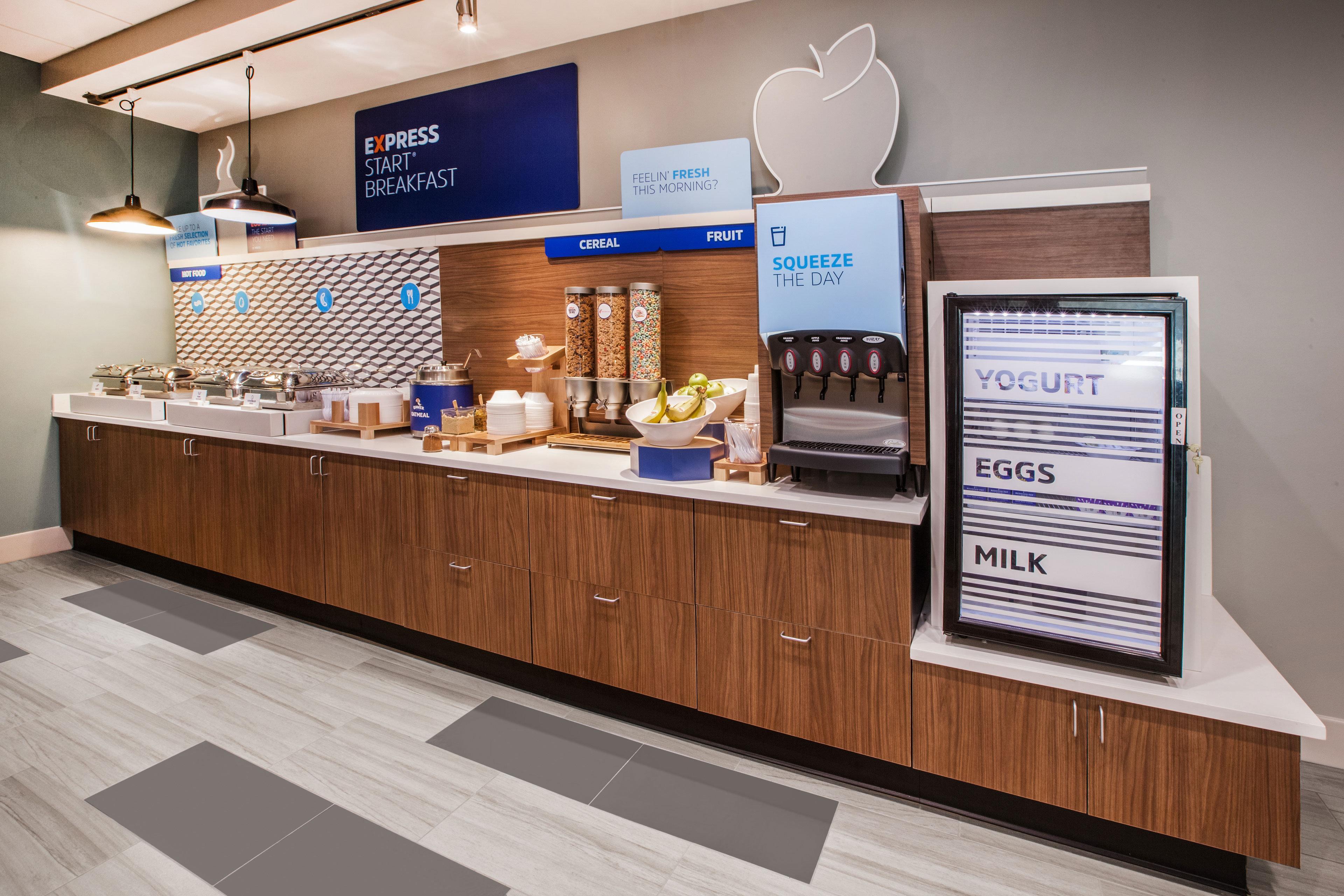 Holiday Inn Express Golden-Kicking Horse By Ihg Exteriör bild