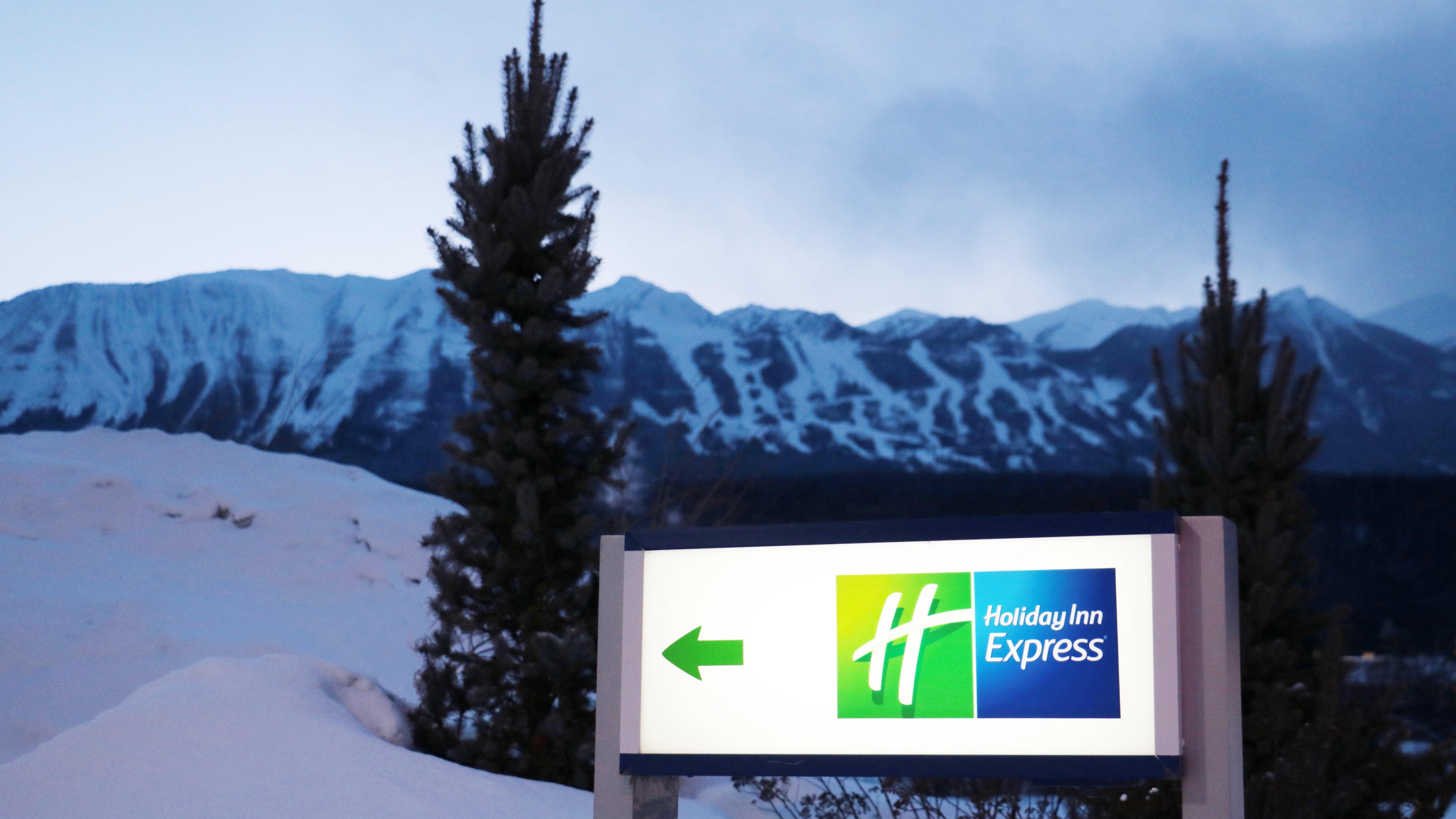 Holiday Inn Express Golden-Kicking Horse By Ihg Exteriör bild
