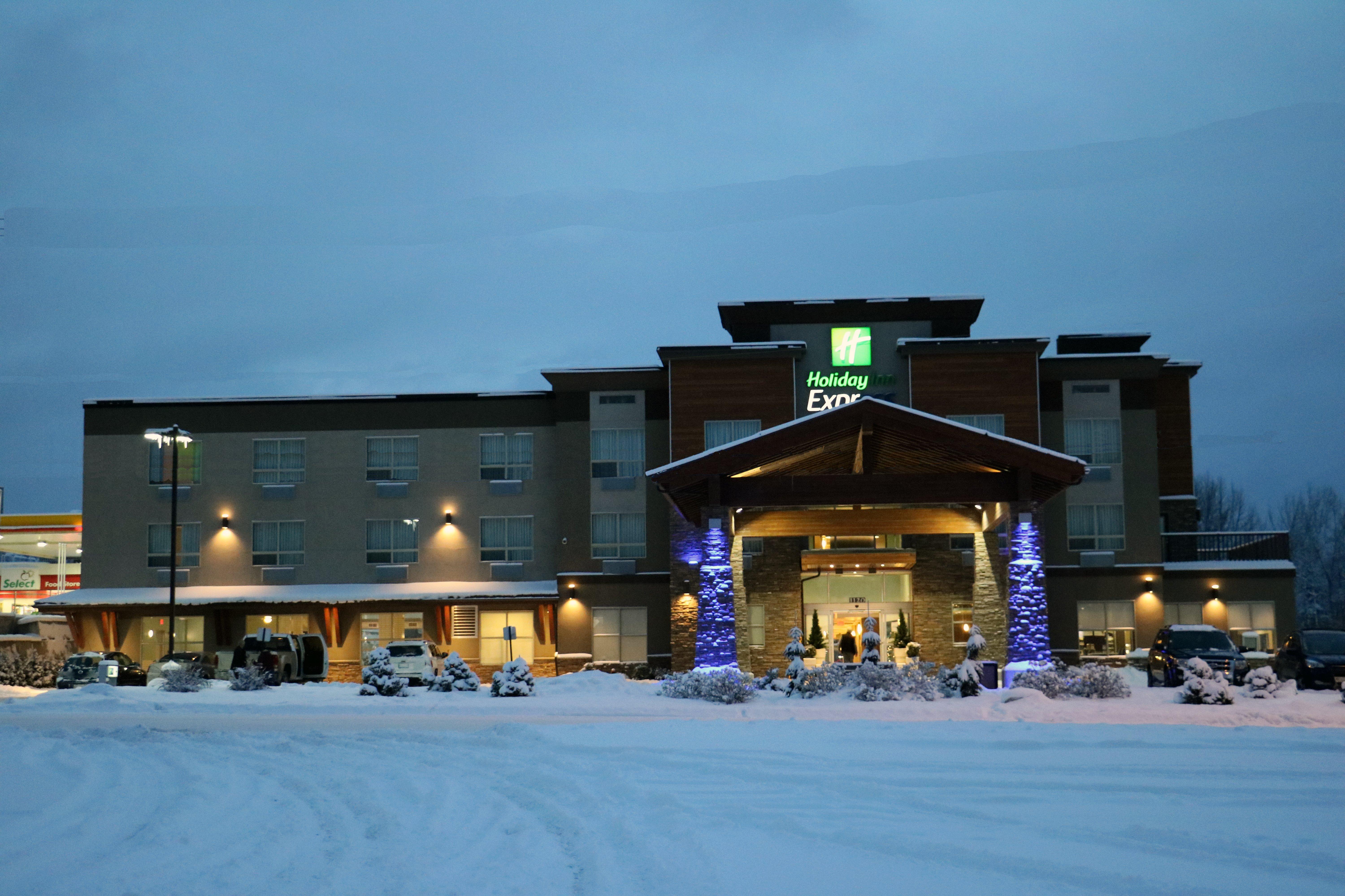 Holiday Inn Express Golden-Kicking Horse By Ihg Exteriör bild