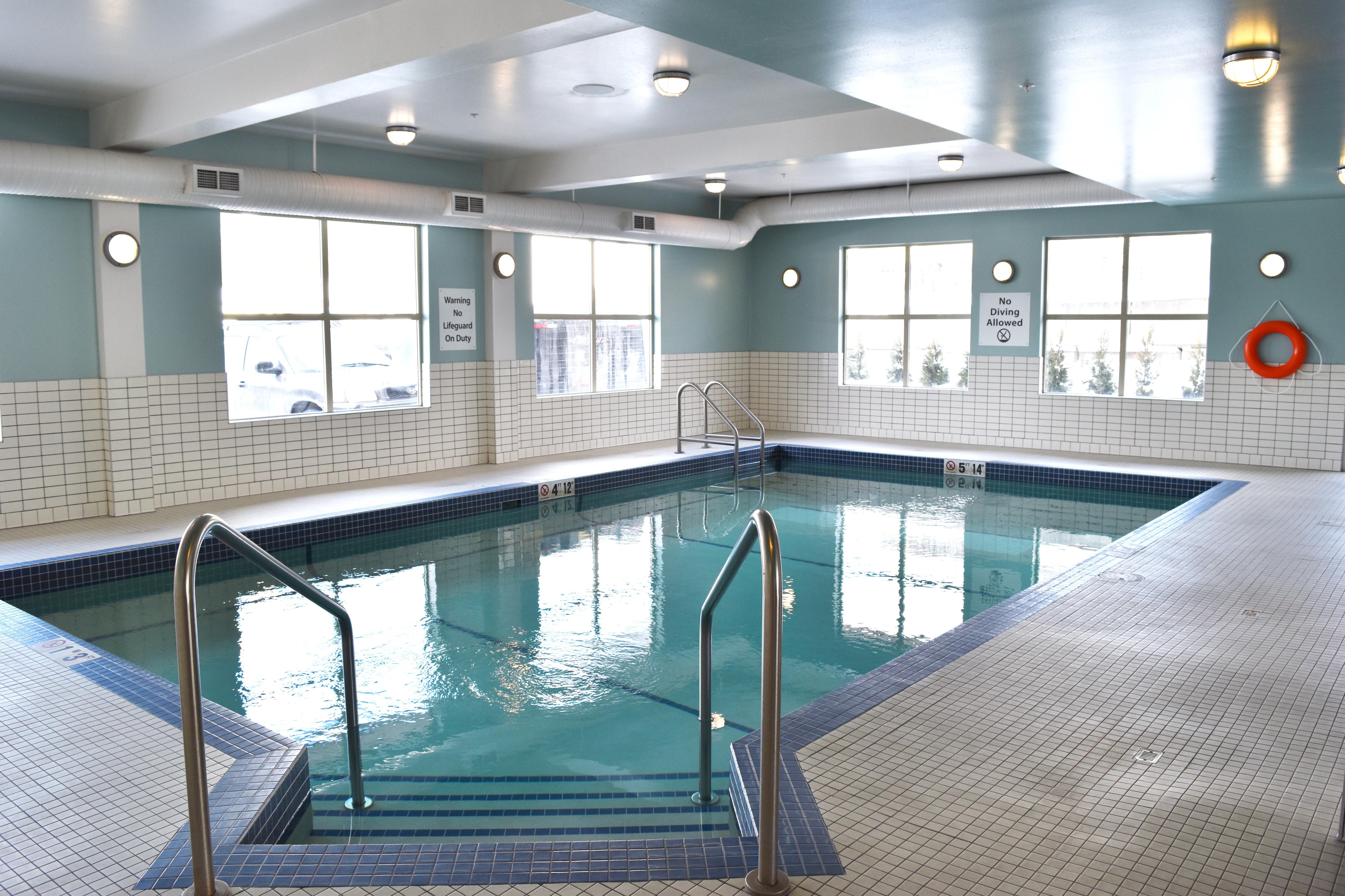 Holiday Inn Express Golden-Kicking Horse By Ihg Exteriör bild