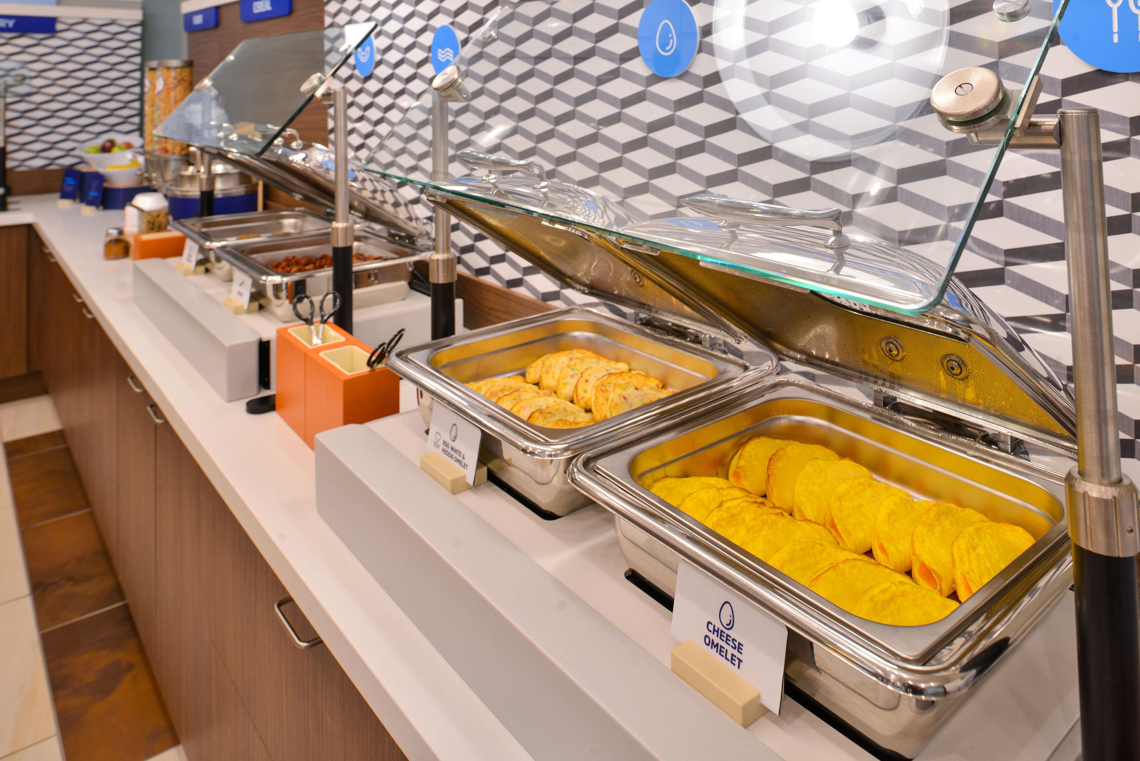 Holiday Inn Express Golden-Kicking Horse By Ihg Exteriör bild
