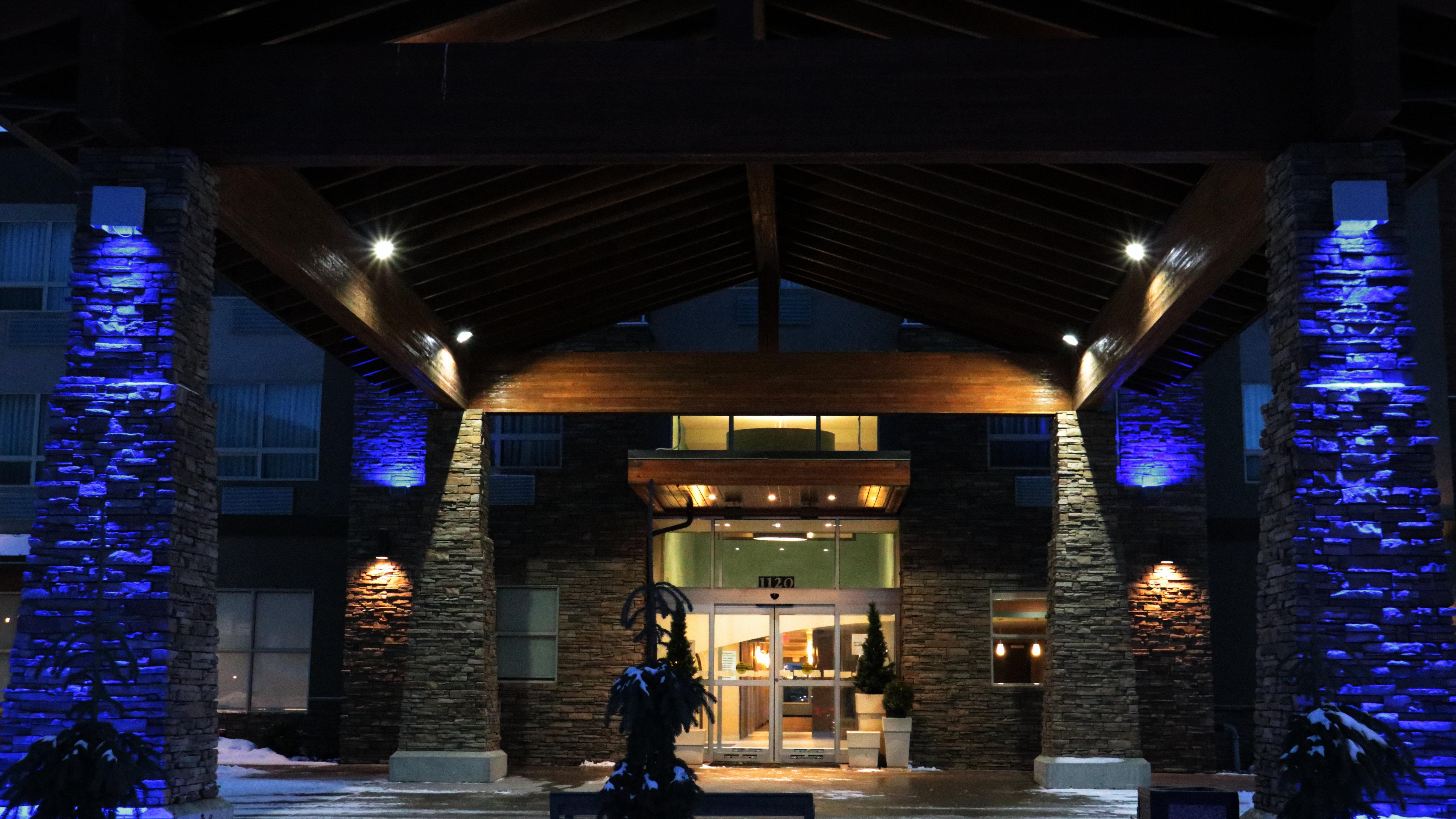 Holiday Inn Express Golden-Kicking Horse By Ihg Exteriör bild