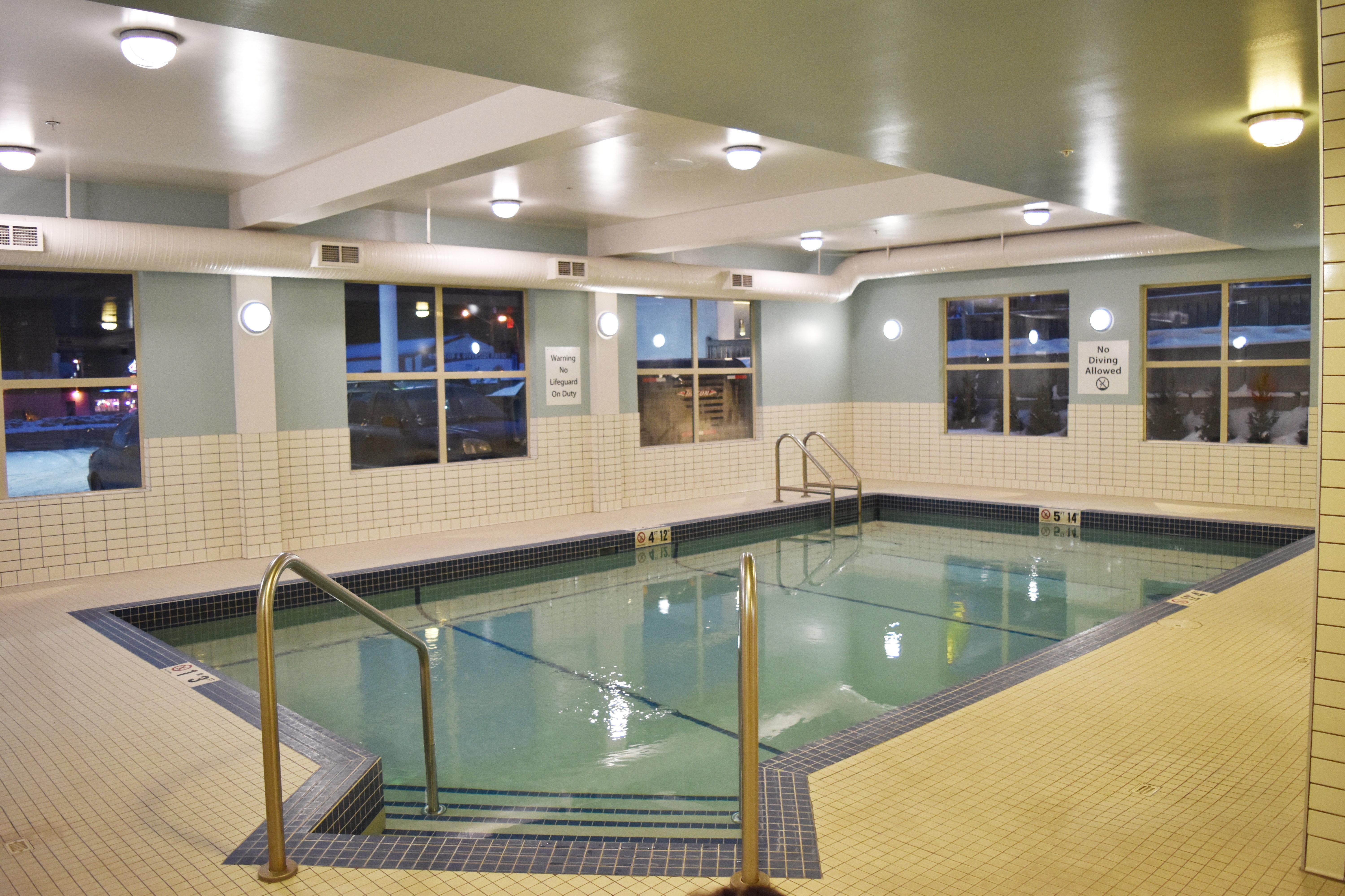 Holiday Inn Express Golden-Kicking Horse By Ihg Exteriör bild