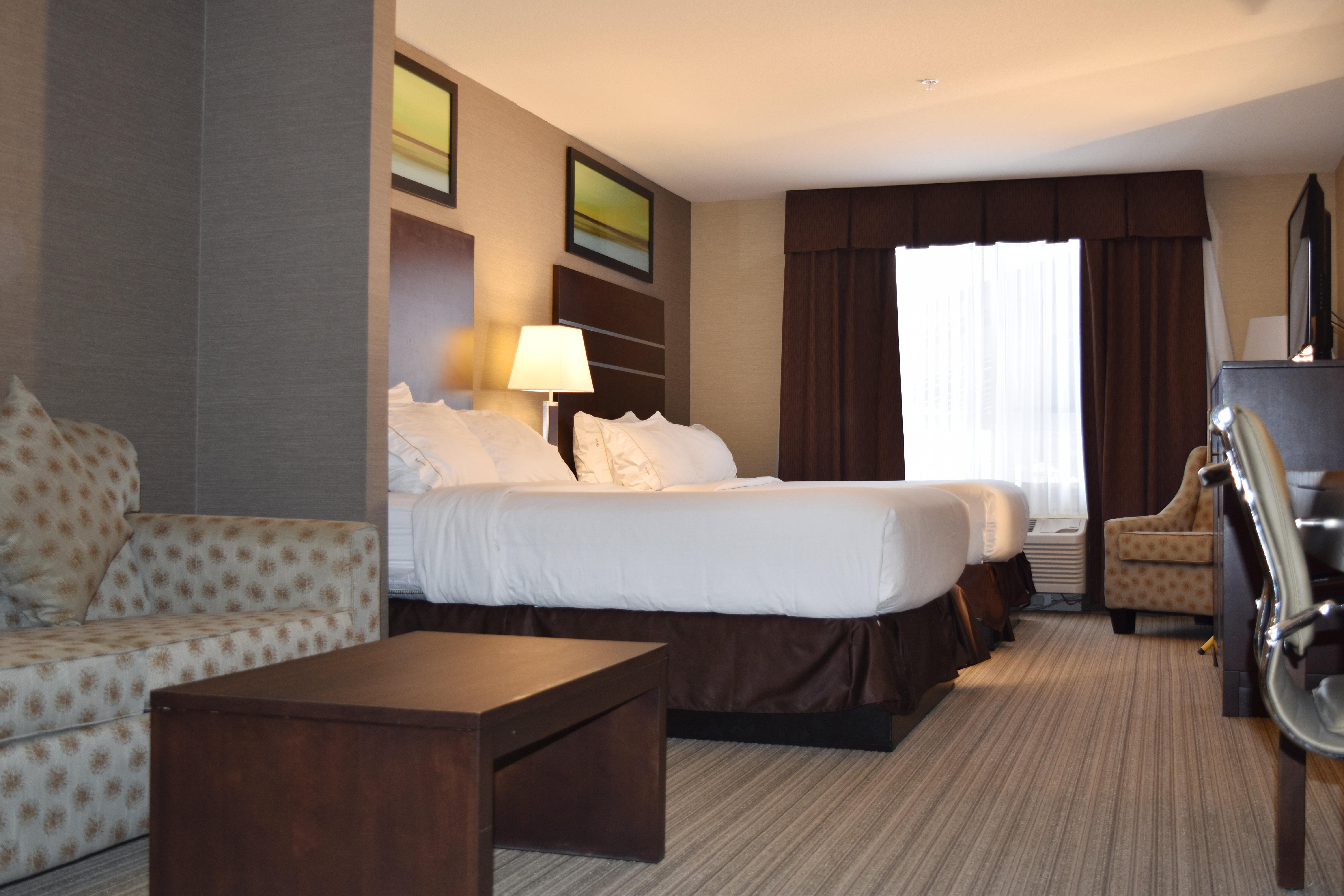 Holiday Inn Express Golden-Kicking Horse By Ihg Exteriör bild