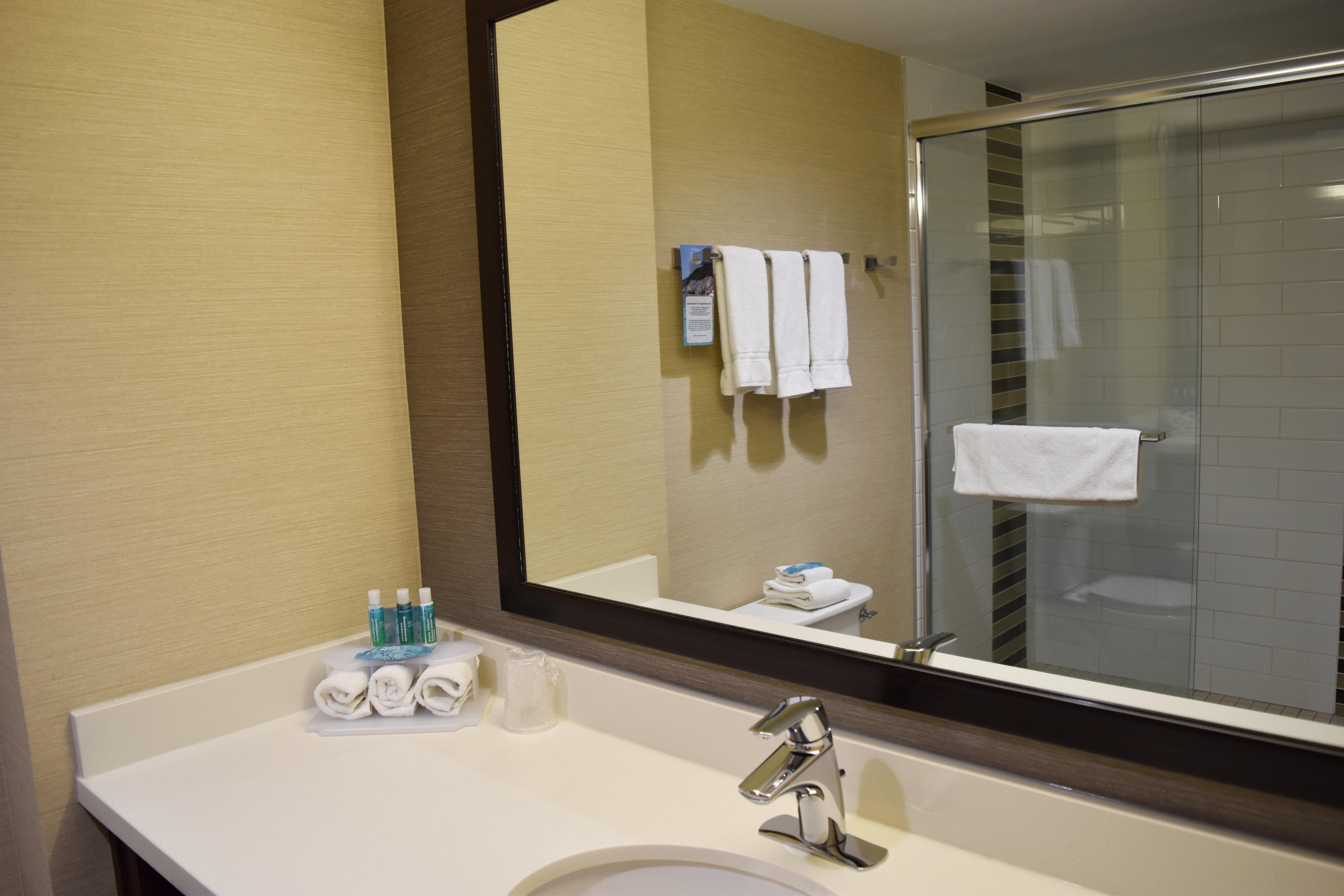 Holiday Inn Express Golden-Kicking Horse By Ihg Exteriör bild