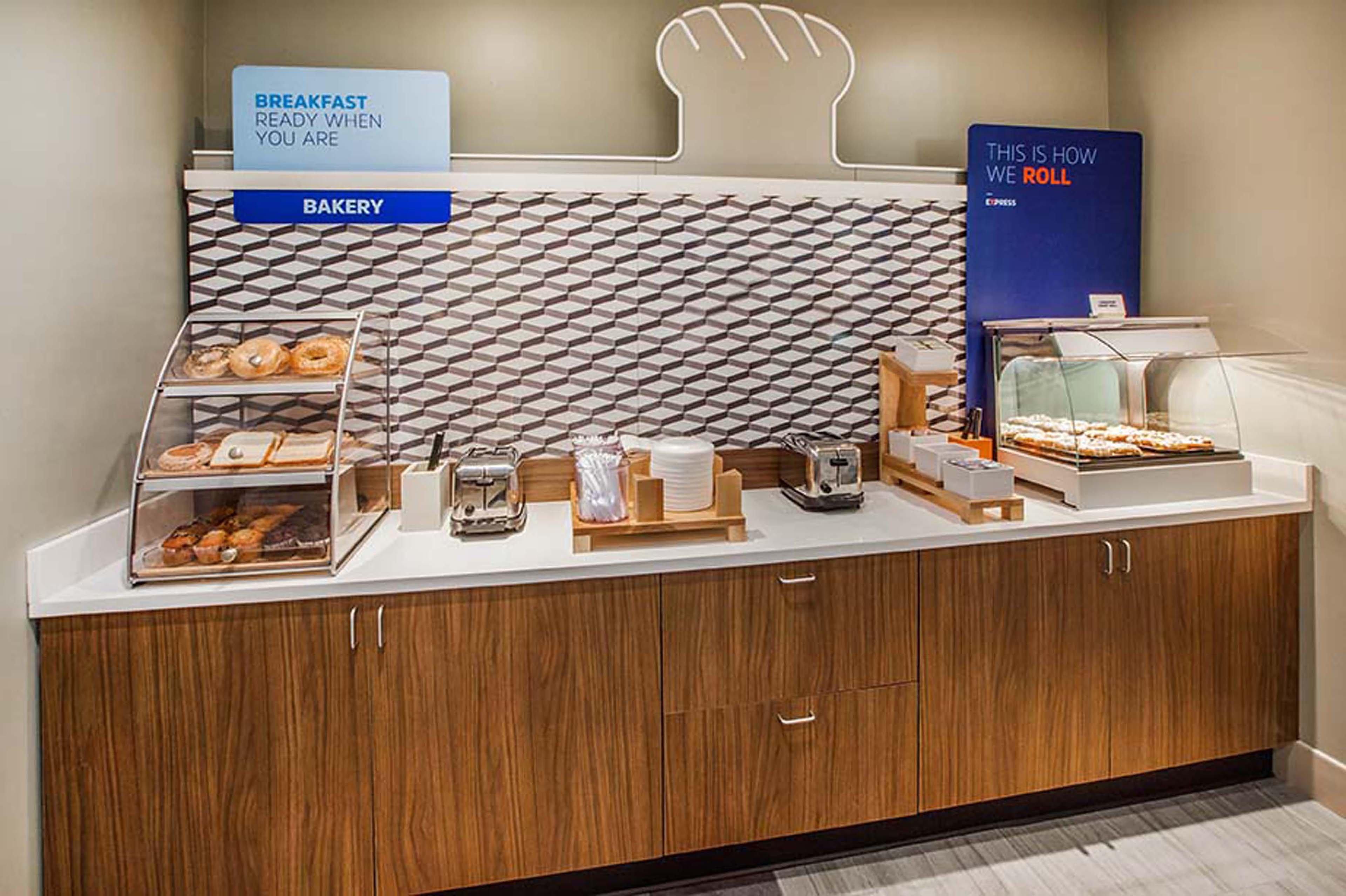Holiday Inn Express Golden-Kicking Horse By Ihg Exteriör bild