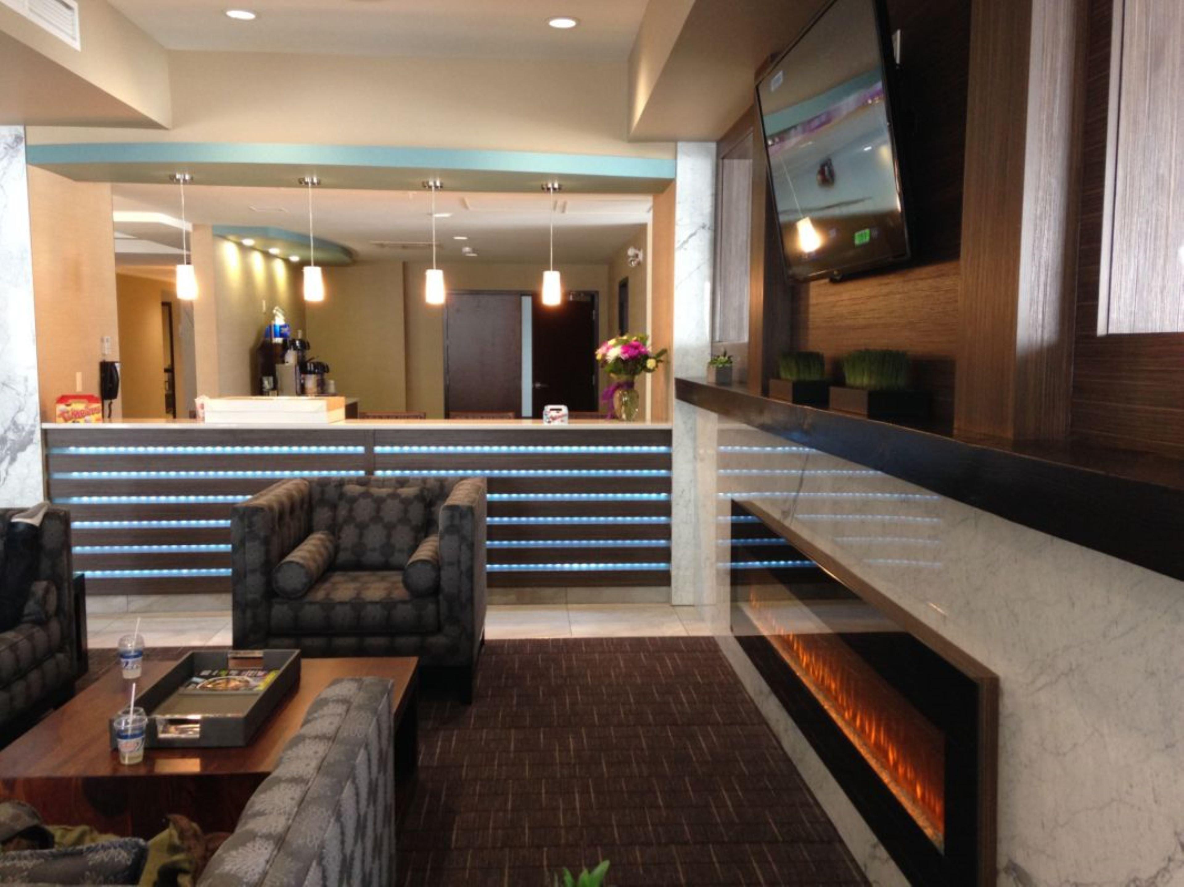 Holiday Inn Express Golden-Kicking Horse By Ihg Exteriör bild