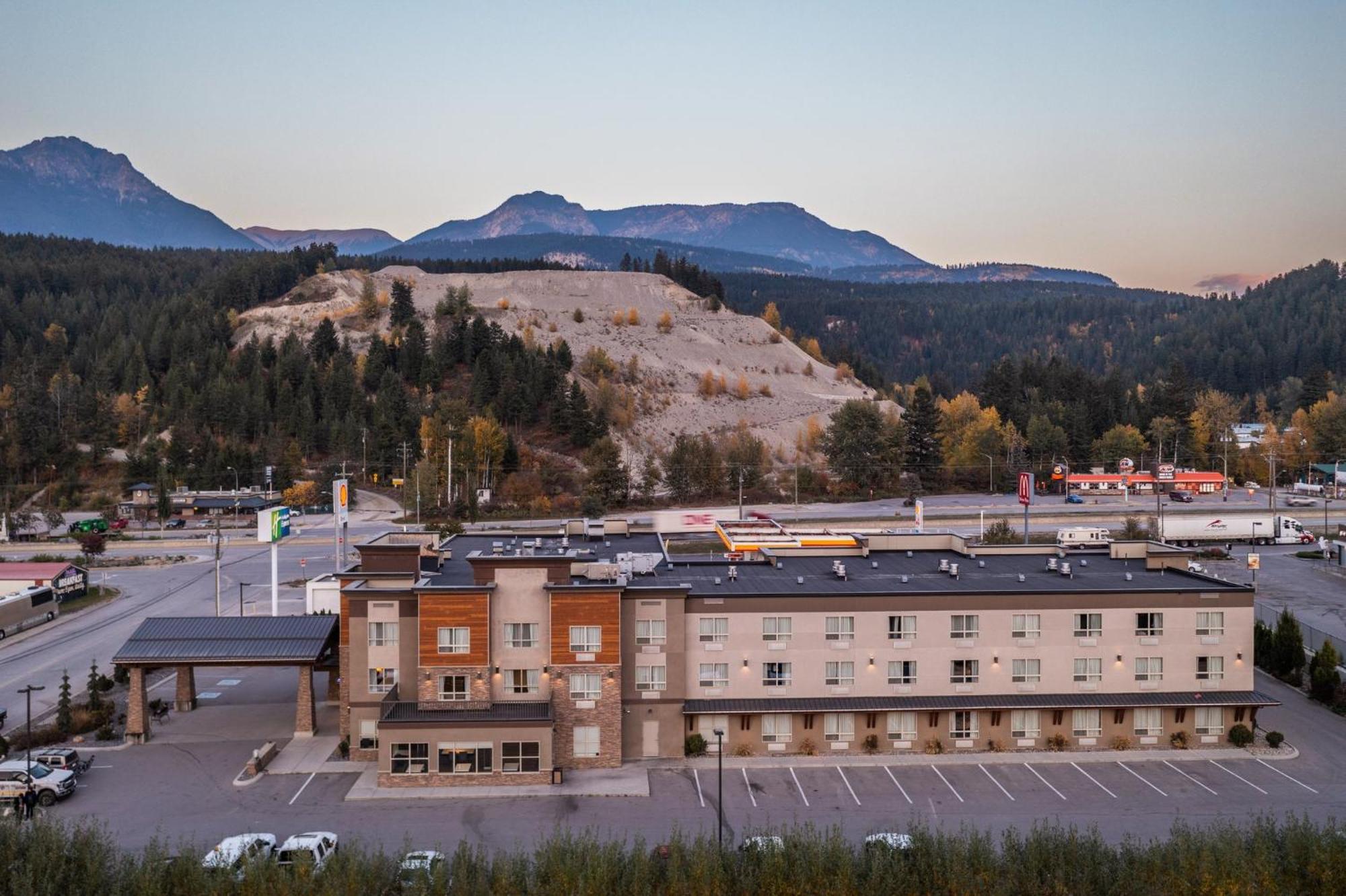 Holiday Inn Express Golden-Kicking Horse By Ihg Exteriör bild