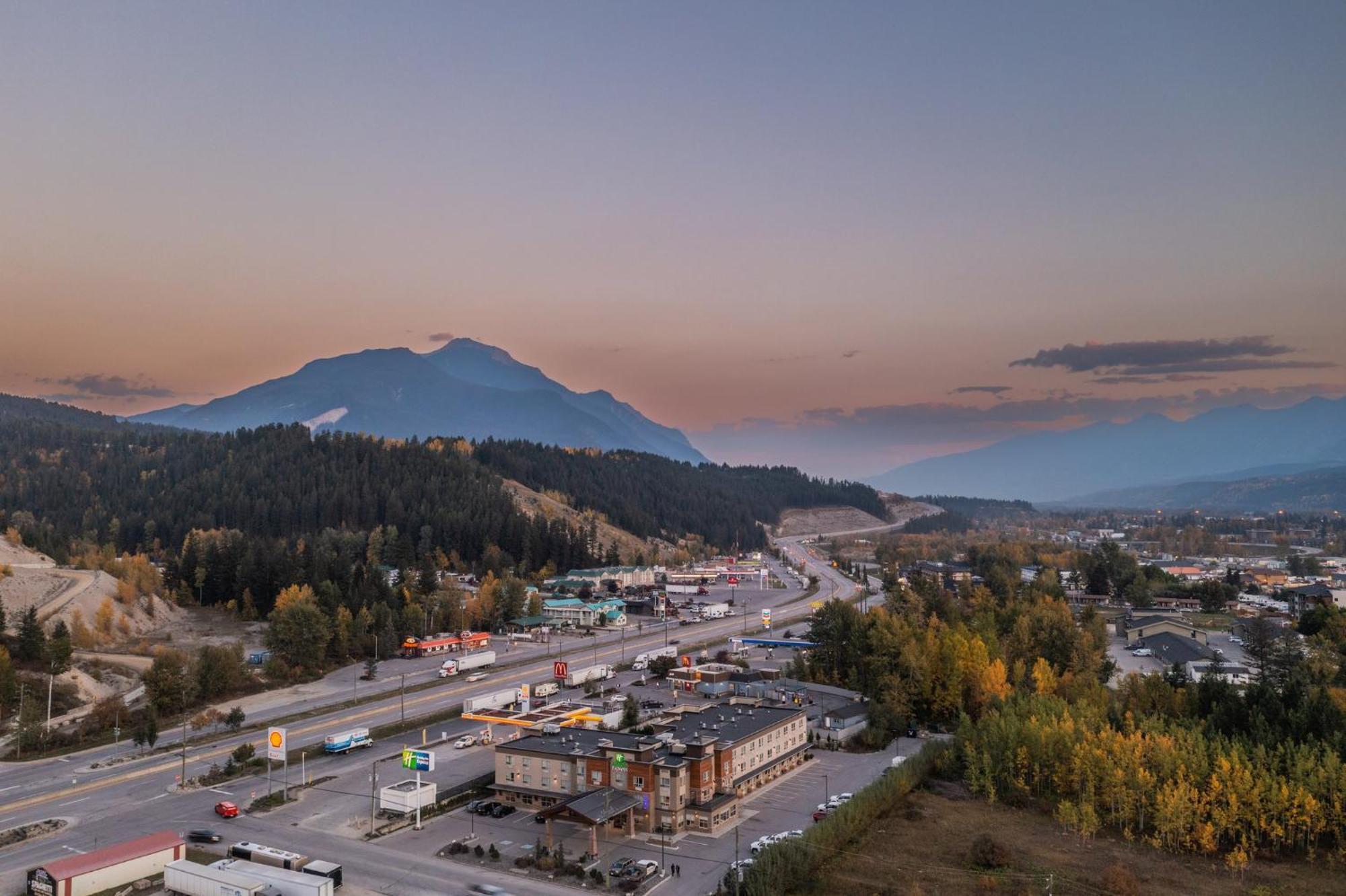 Holiday Inn Express Golden-Kicking Horse By Ihg Exteriör bild
