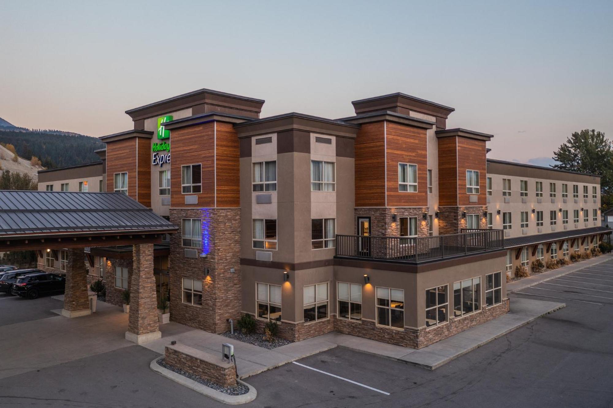 Holiday Inn Express Golden-Kicking Horse By Ihg Exteriör bild