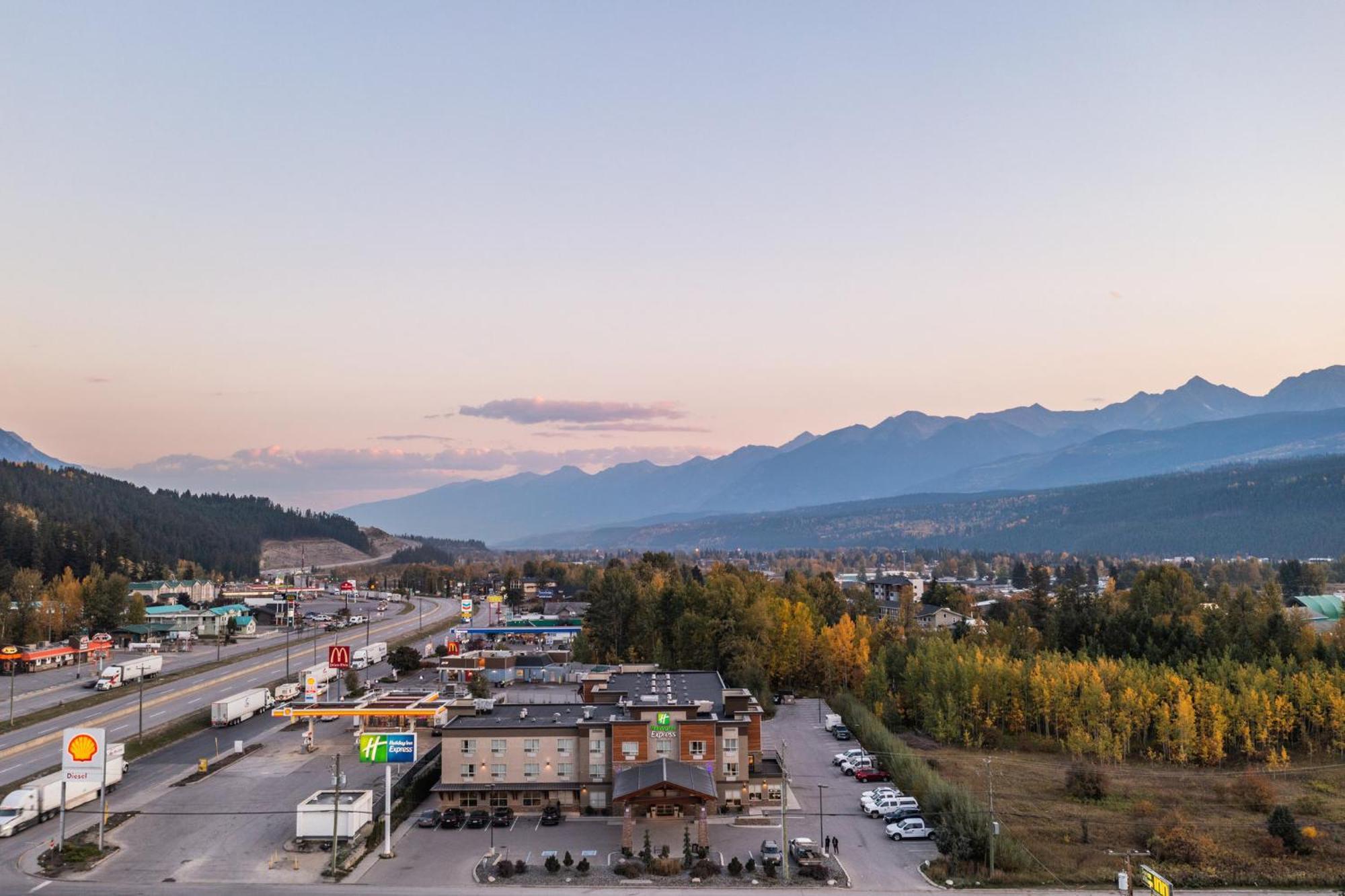 Holiday Inn Express Golden-Kicking Horse By Ihg Exteriör bild