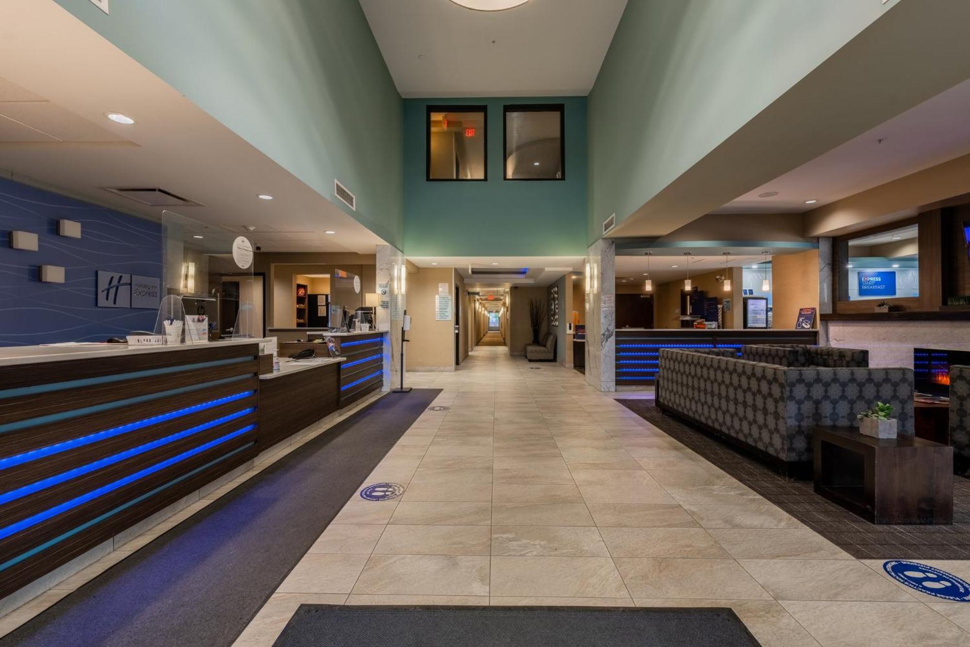 Holiday Inn Express Golden-Kicking Horse By Ihg Exteriör bild