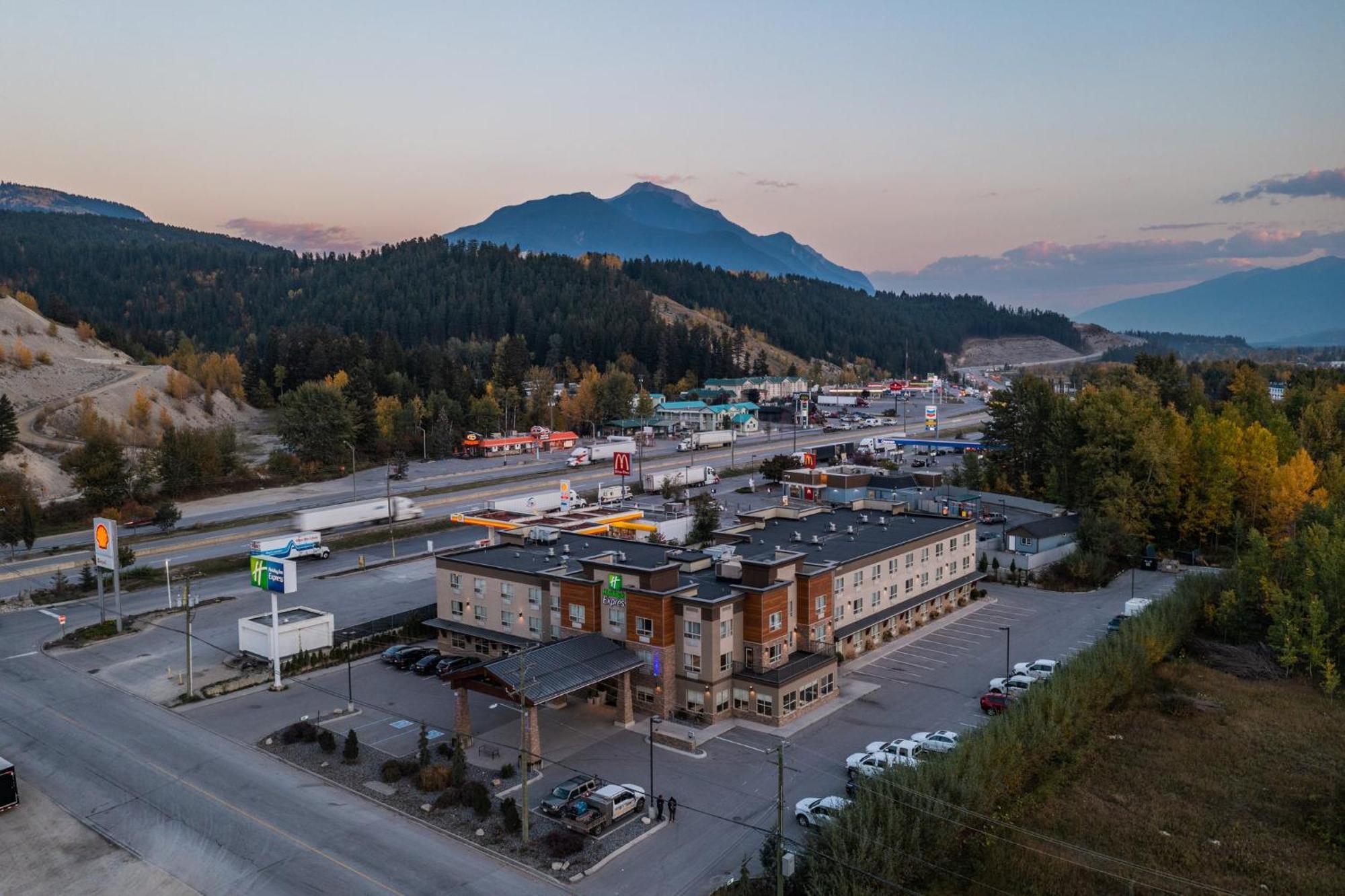 Holiday Inn Express Golden-Kicking Horse By Ihg Exteriör bild