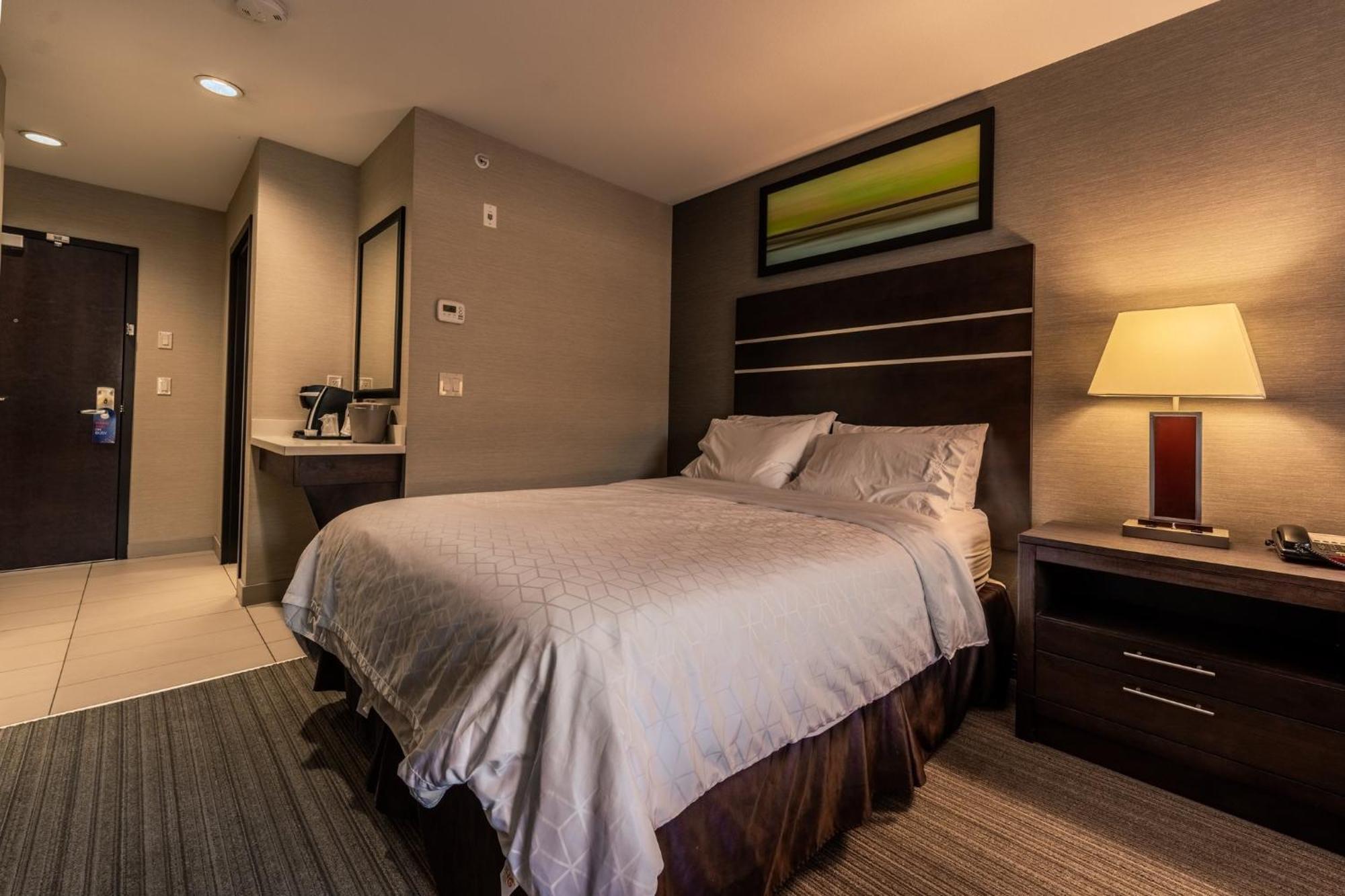 Holiday Inn Express Golden-Kicking Horse By Ihg Exteriör bild