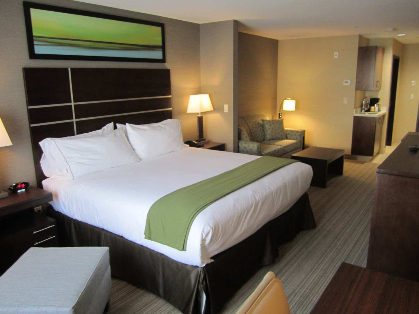 Holiday Inn Express Golden-Kicking Horse By Ihg Exteriör bild